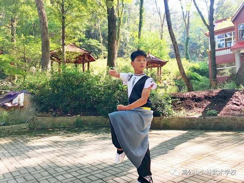 讓孩子吃點(diǎn)苦，受點(diǎn)折磨，是為了他們將來(lái)的人生旅途走得平穩(wěn)舒暢，所做的儲(chǔ)能蓄勢(shì)的準(zhǔn)備讓他們踏入社會(huì)后，在風(fēng)雨中，充分實(shí)現(xiàn)自