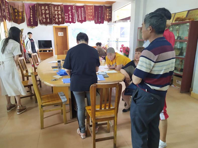 剛?cè)肫咴?到我校報名2019暑假班家長非常多